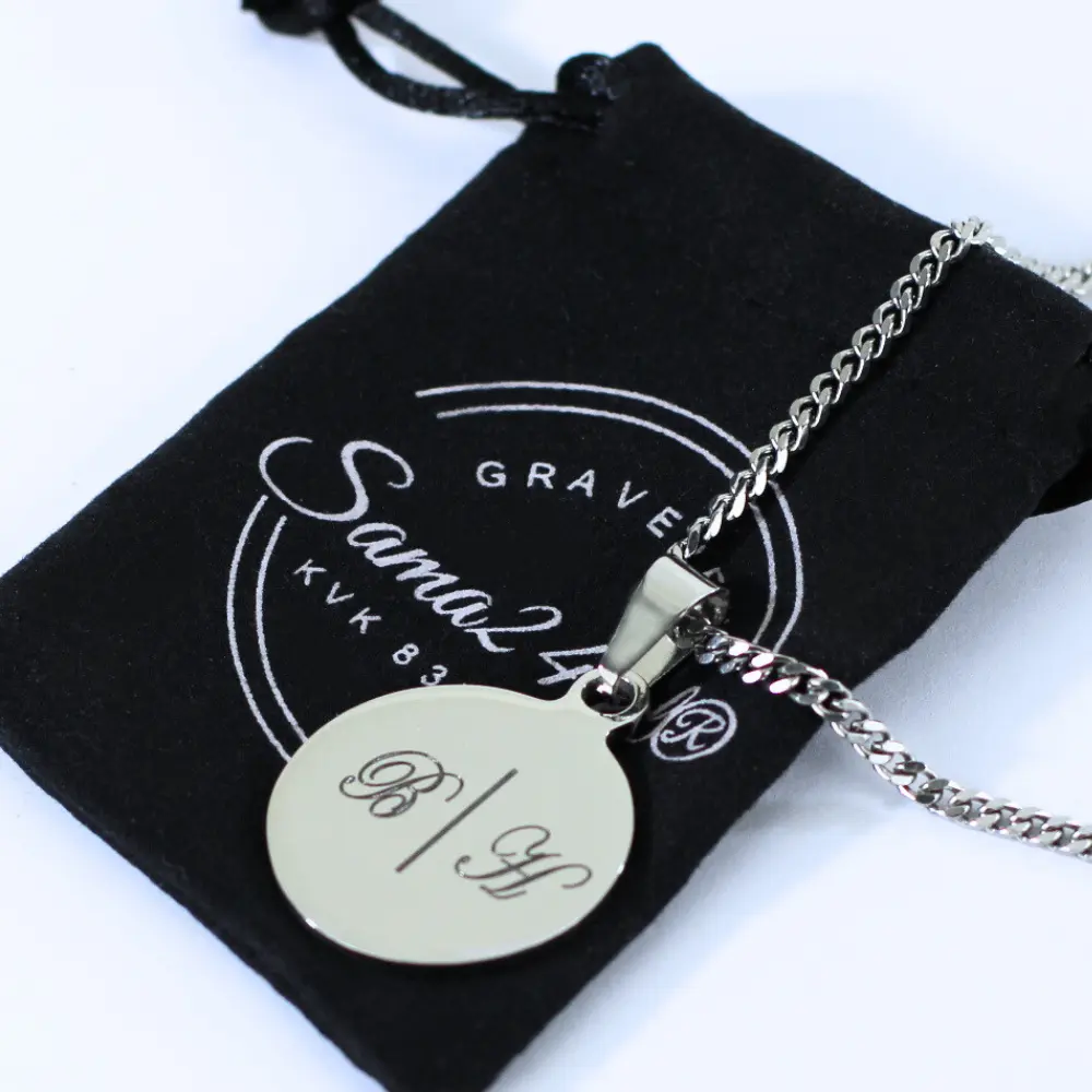 Bedel rond Initialen graveren zilverkleurig met ketting