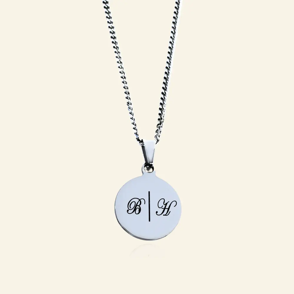 Bedel rond Initialen graveren zilverkleurig met ketting