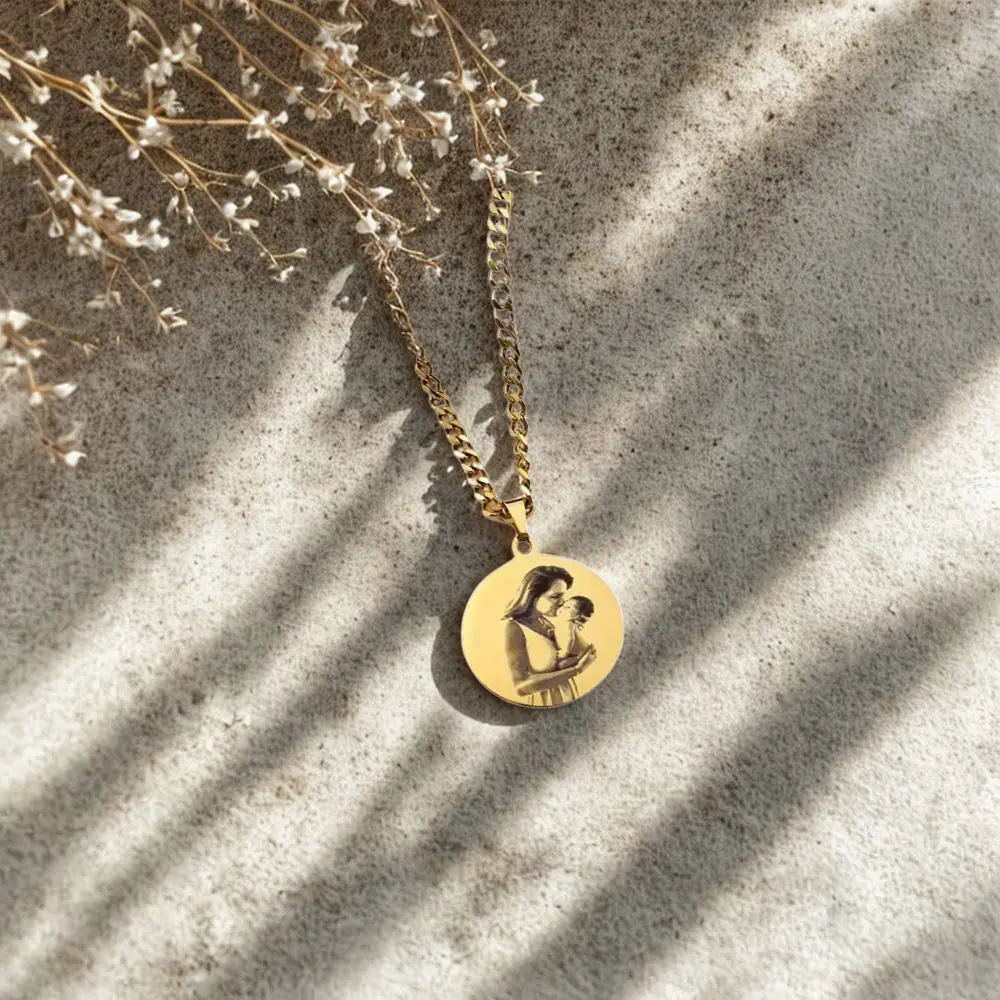 Bedel met foto graveren goudkleurig met ketting