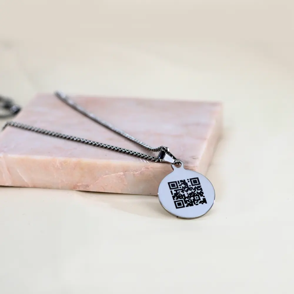 Bedel QR code graveren zilverkleurig met ketting